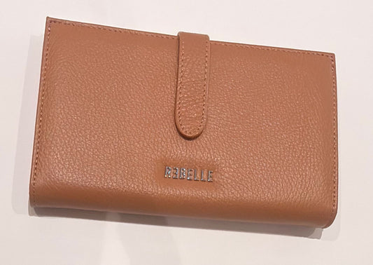Cartera grande marrón.