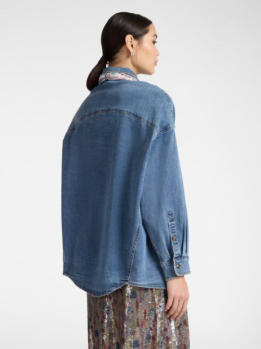 Camisa denim manga larga.