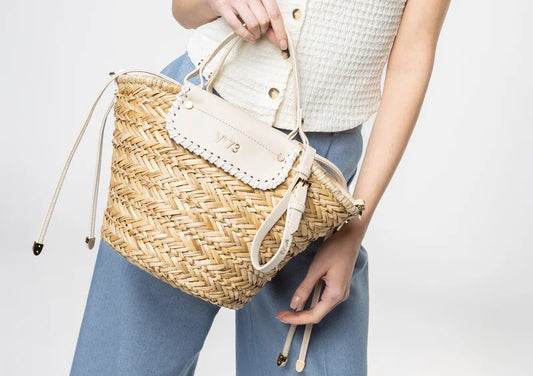 Bolso de rafia detalles beige.