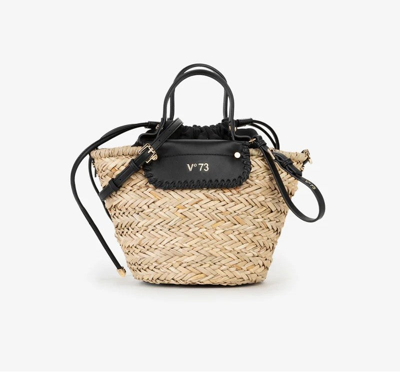 Bolso de rafia detalles en negro.