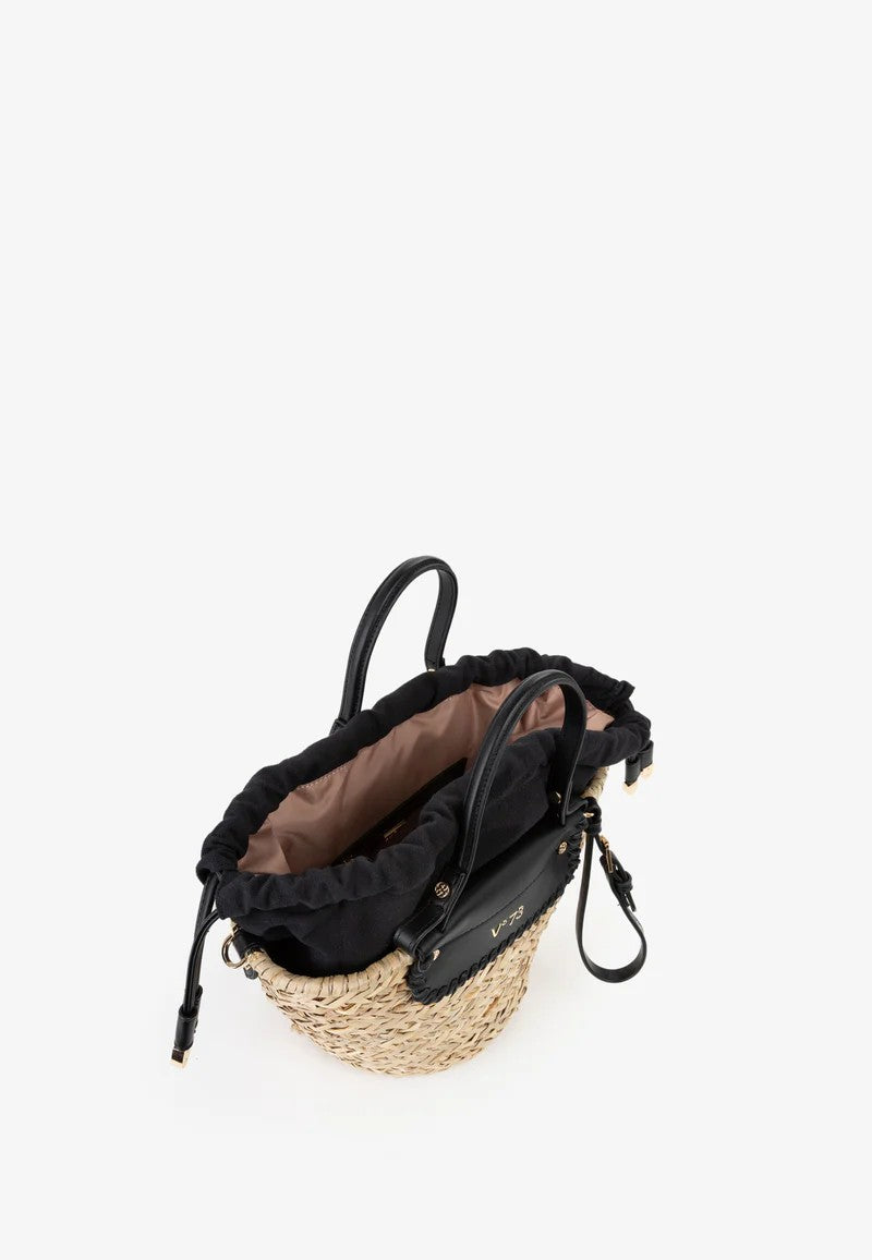 Bolso de rafia detalles en negro.