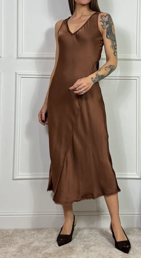 Vestido largo marrón.