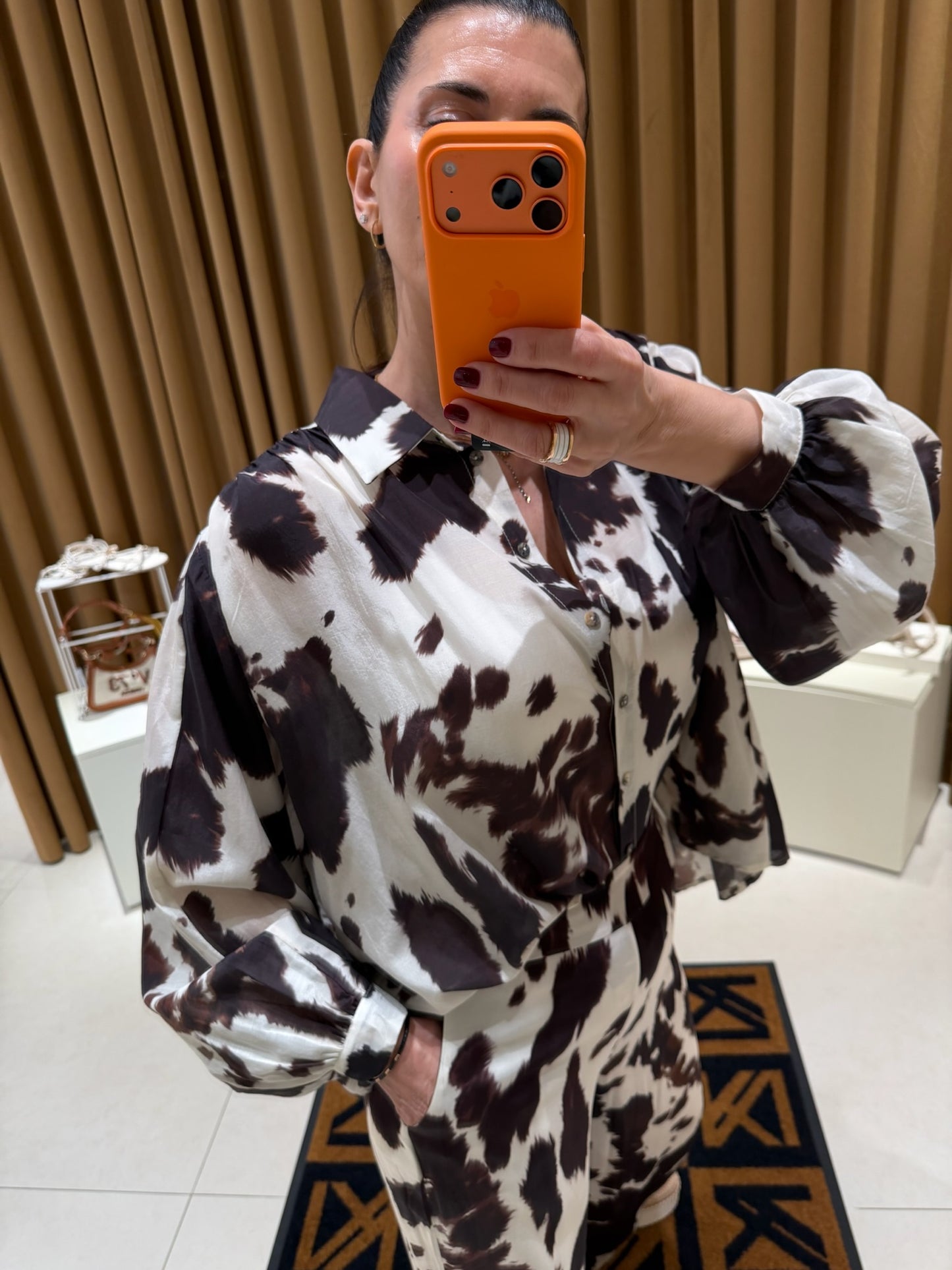Camisa manga larga estampada.