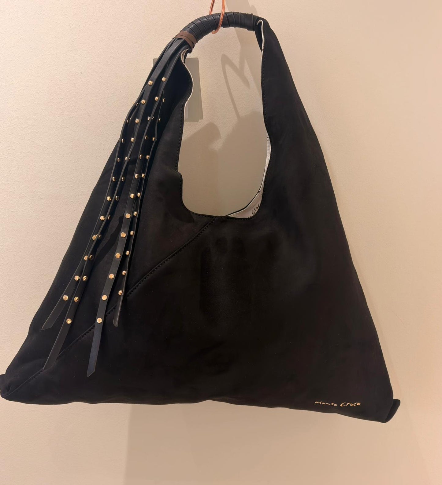 Bolso de hombro negro.