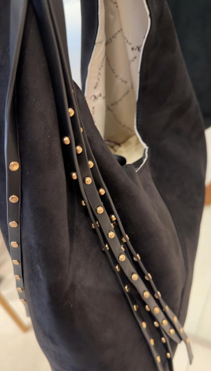 Bolso de hombro negro.