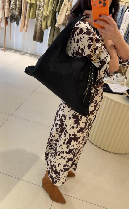 Bolso de hombro negro.