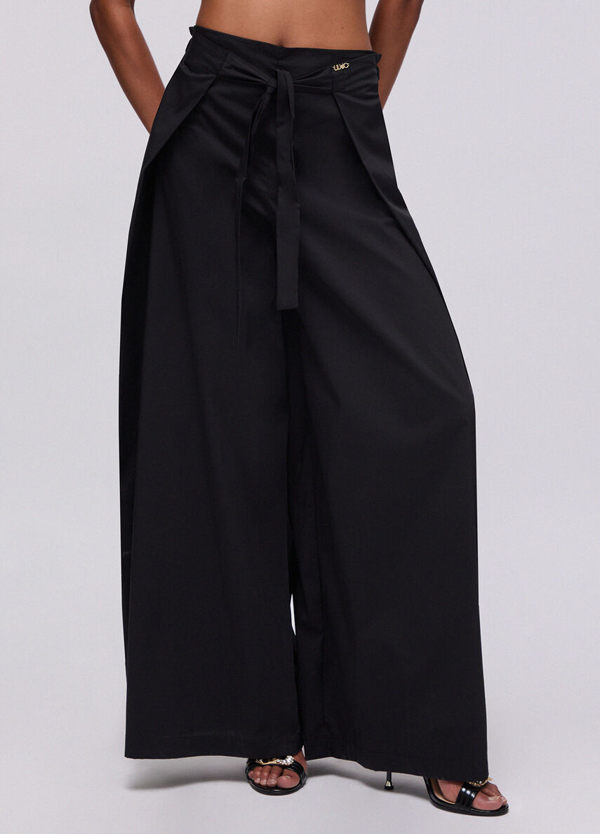 Pantalón largo negro.