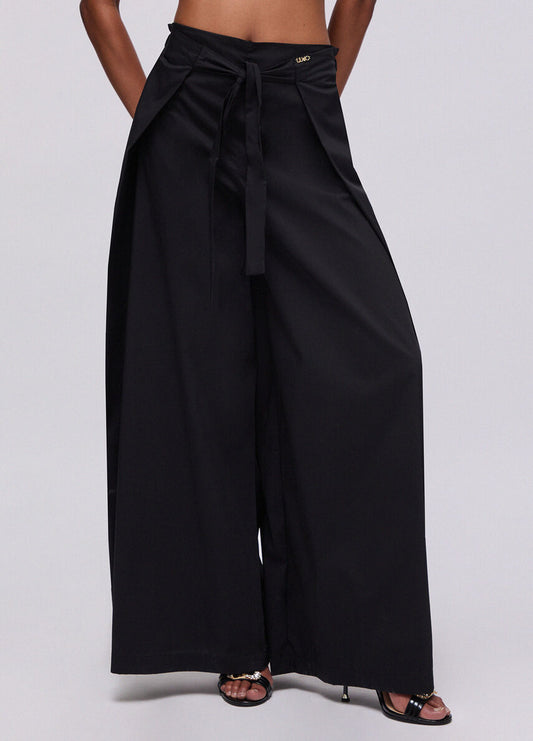Pantalón largo negro.