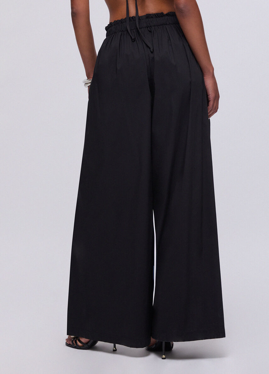 Pantalón largo negro.
