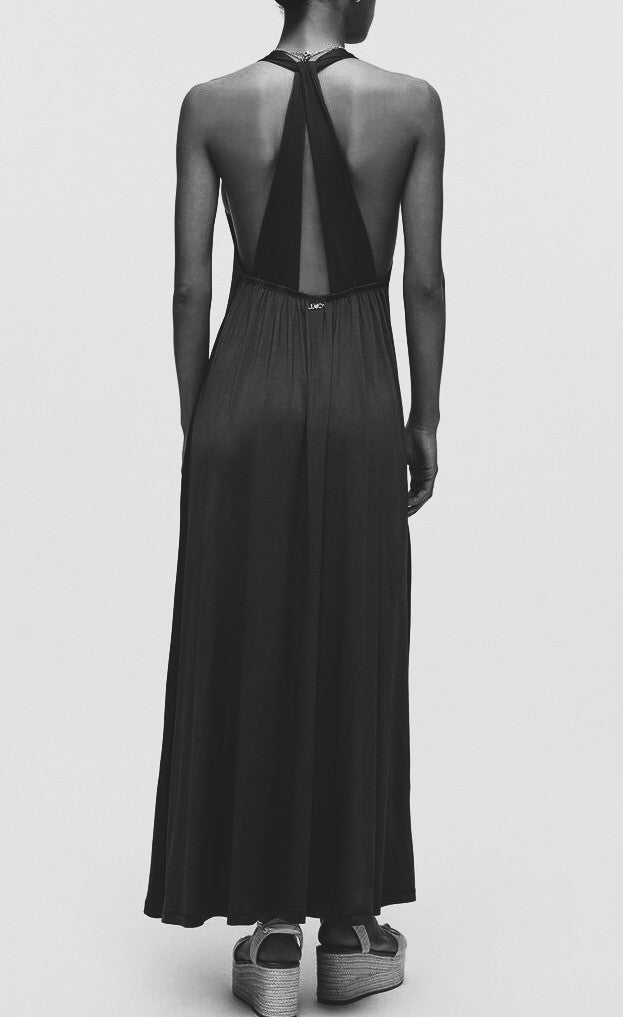 Vestido de punto negro.