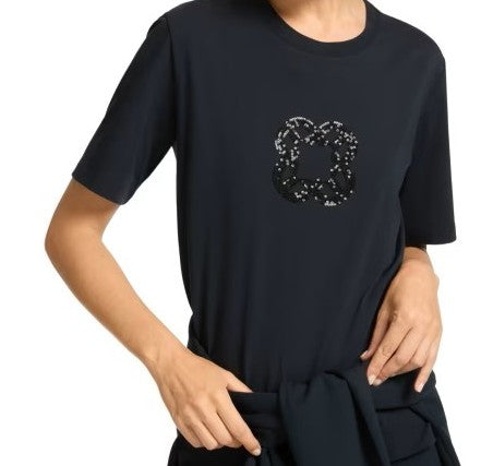 Camiseta manga corta negra.