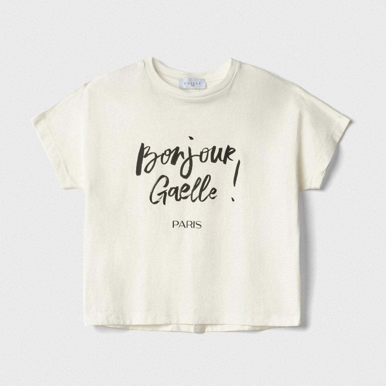 Camiseta blanca con letras negras