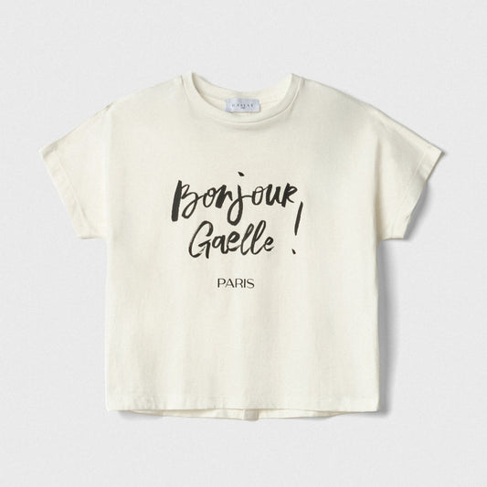 Camiseta blanca con letras negras