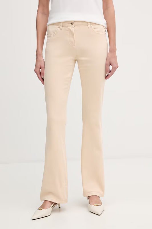 Pantalón tejano crema.