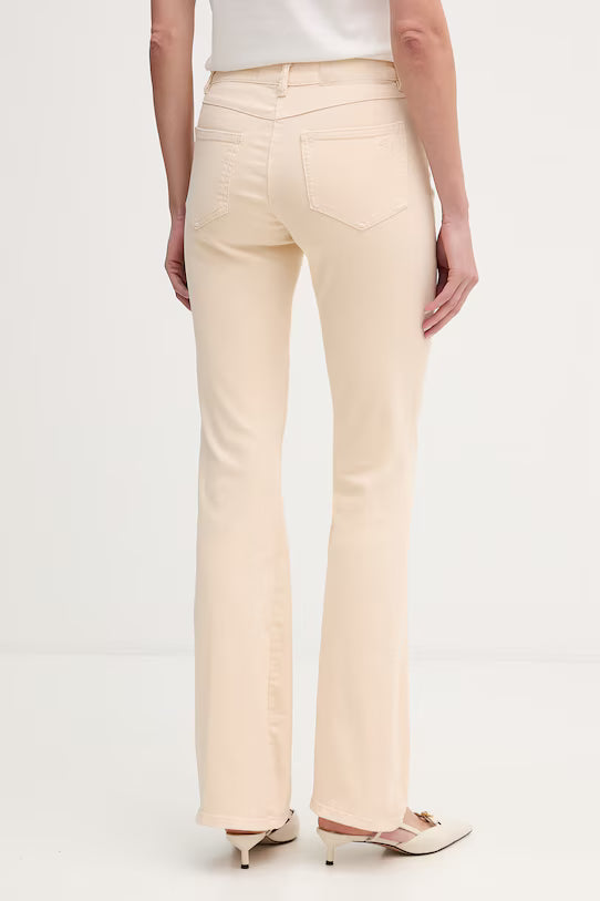 Pantalón tejano crema.