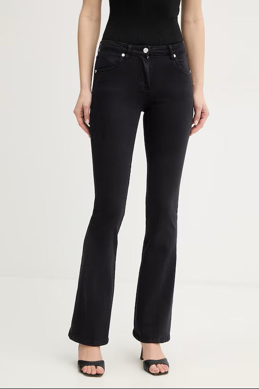 Pantalón tejano negro.