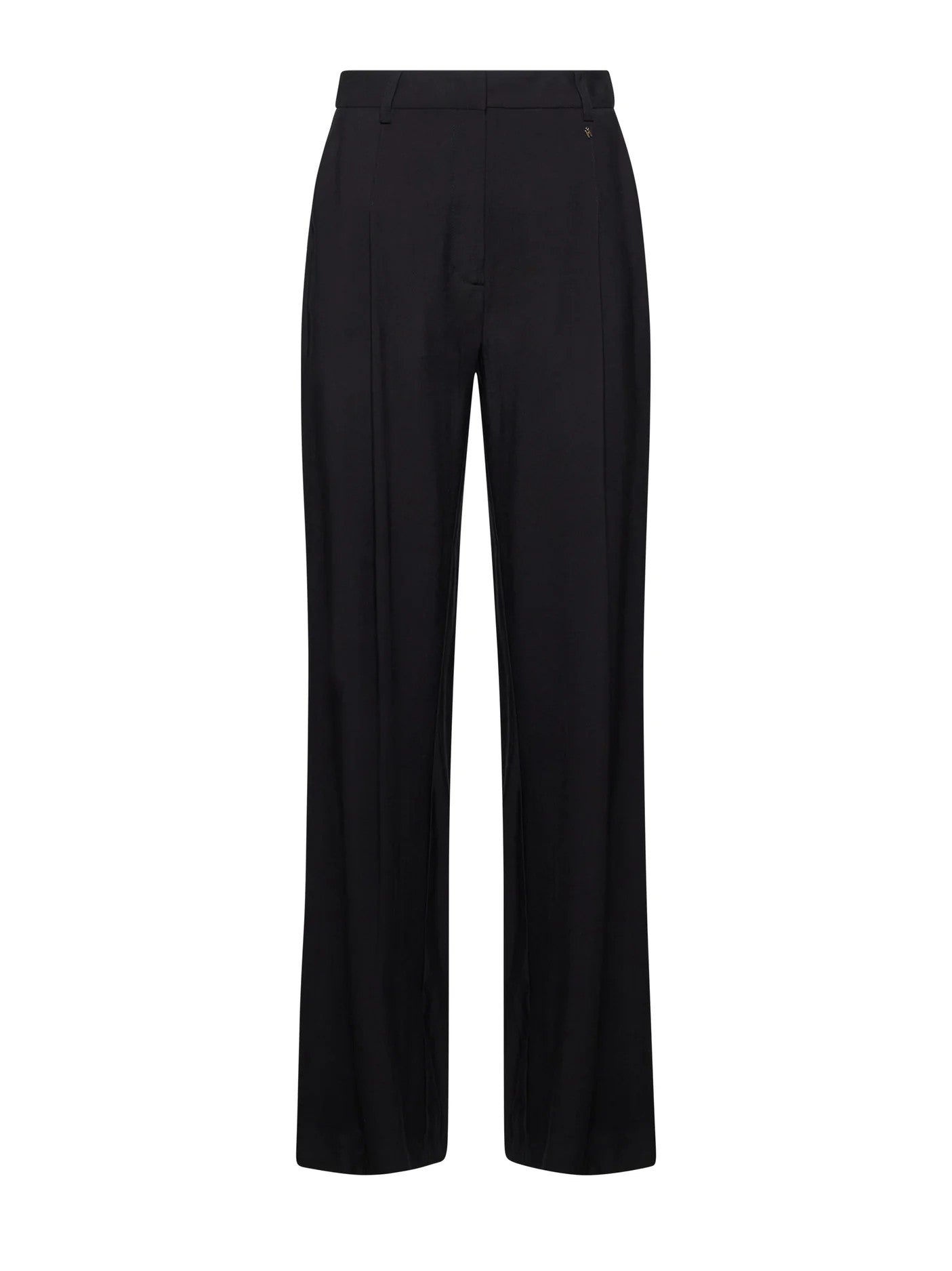 Pantalón negro largo.