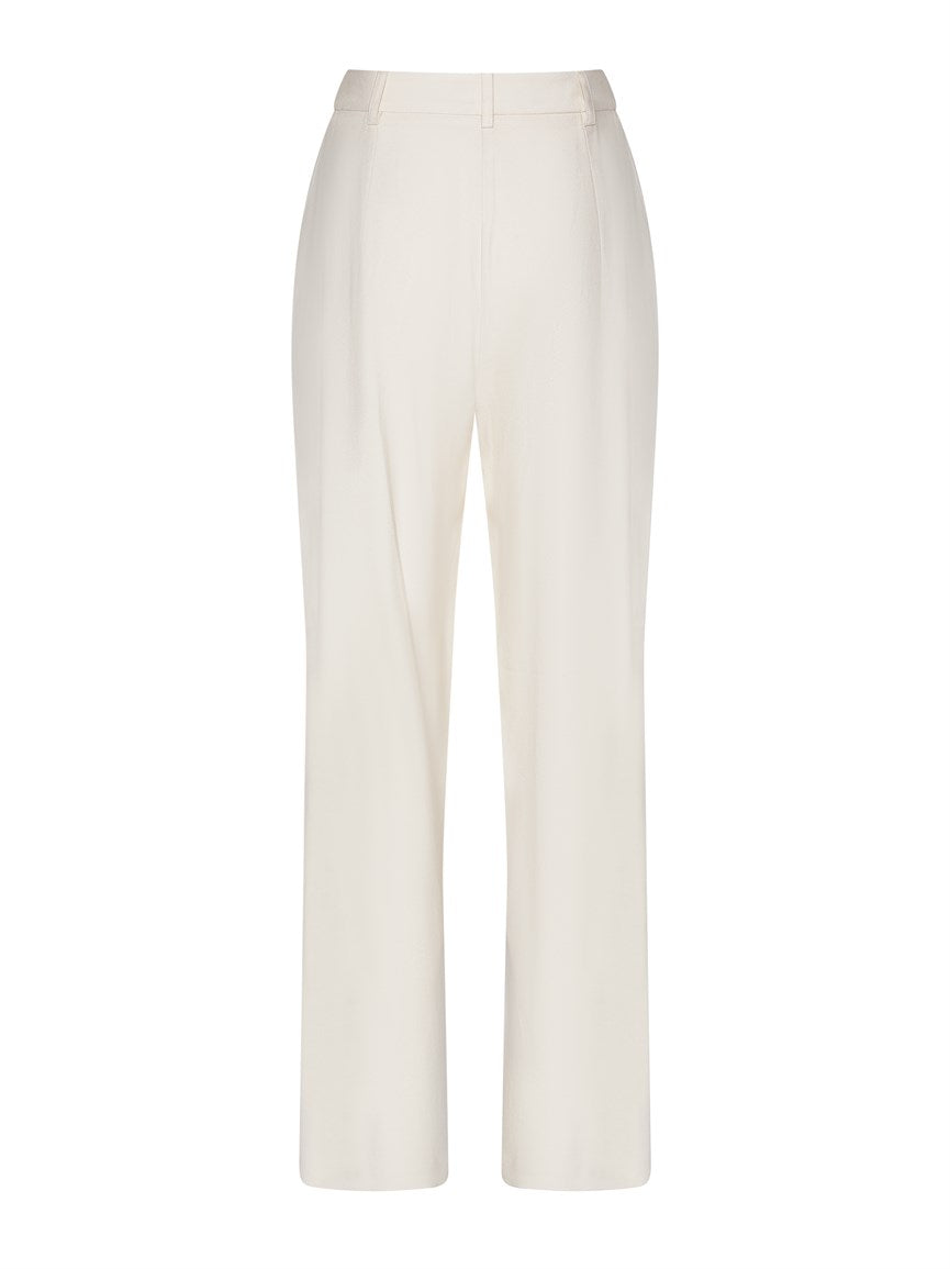 Pantalón largo beige.