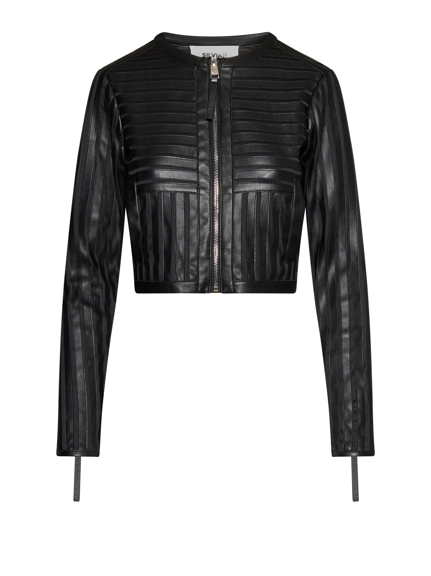 Chaqueta corta negra.