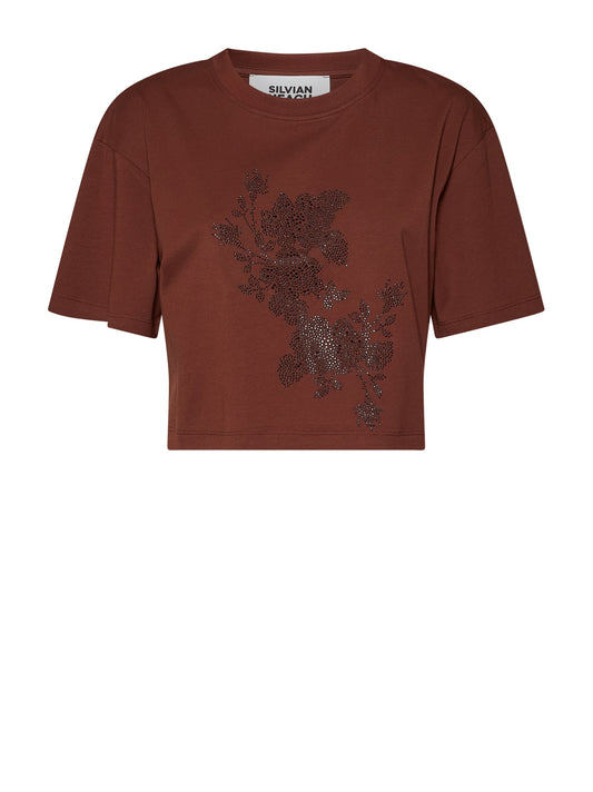 Camiseta corta marrón.
