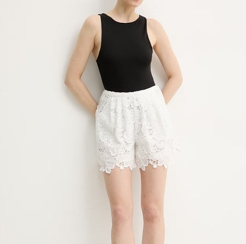 Pantalón corto encaje blanco.
