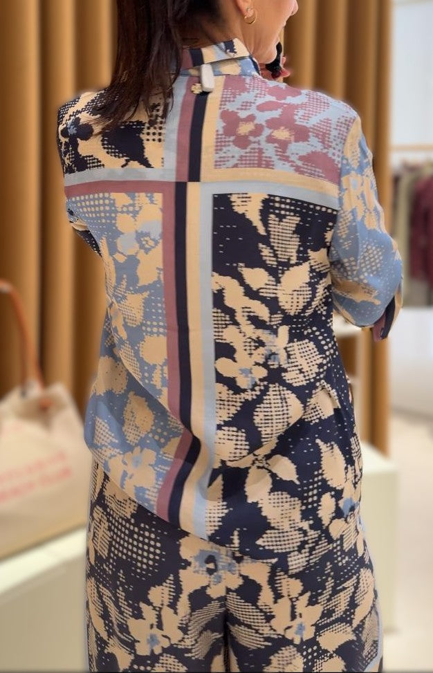 Camisa manga larga estampada.