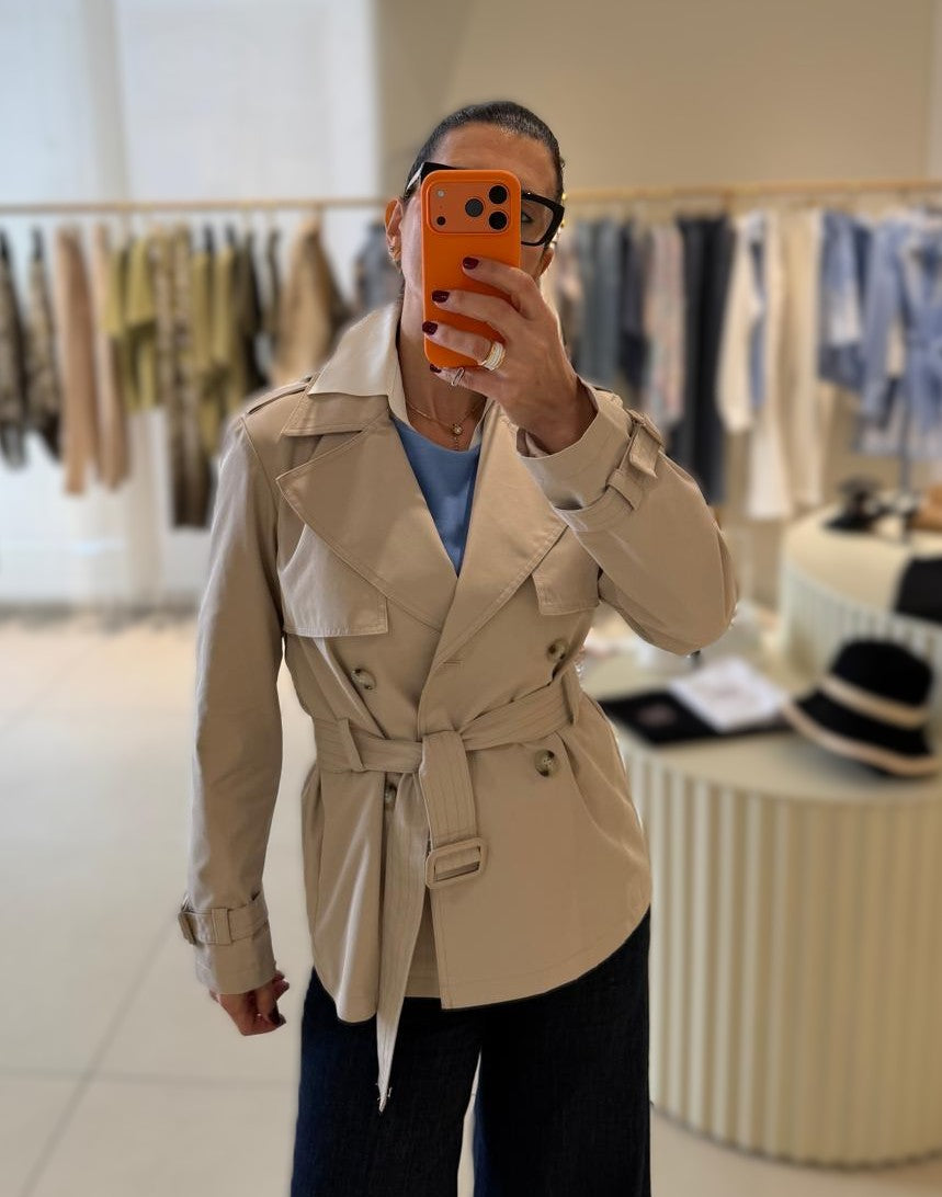 Gabardina beige con cinturón.