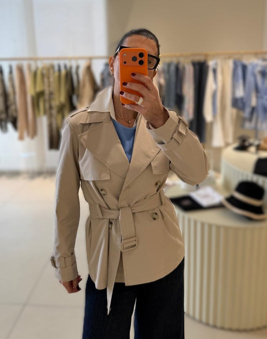Gabardina beige con cinturón.