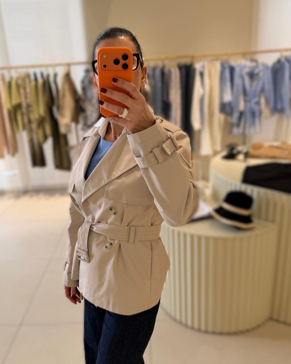 Gabardina beige con cinturón.