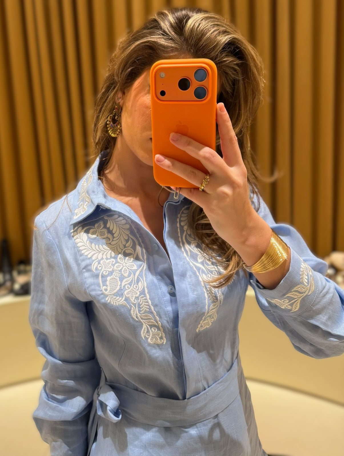 Vestido corto manga larga.
