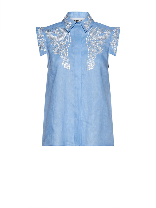 Camisa sin mangas azul.