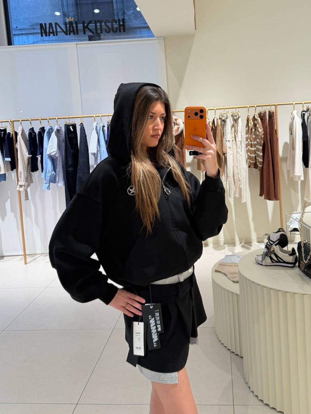 Sudadera negra capucha.
