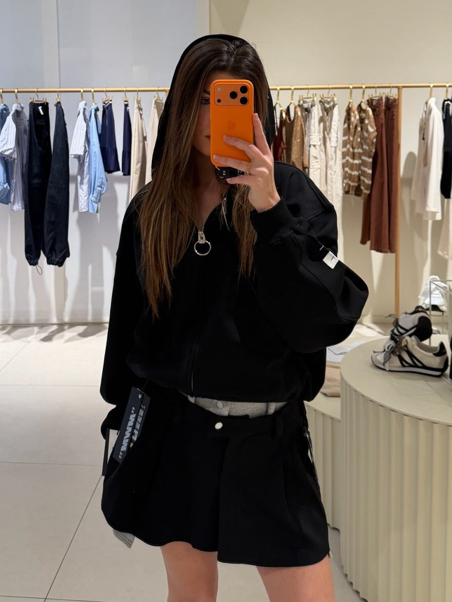 Sudadera negra capucha.