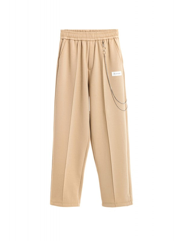 Pantalón con cadena.