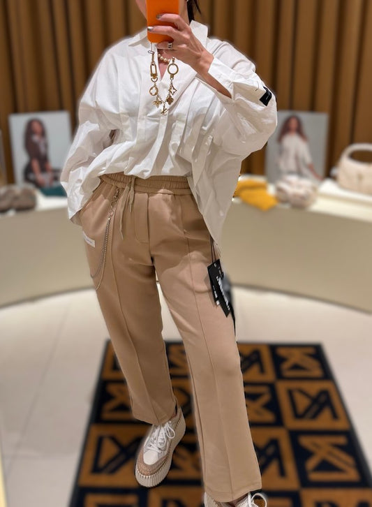 Pantalón con cadena.