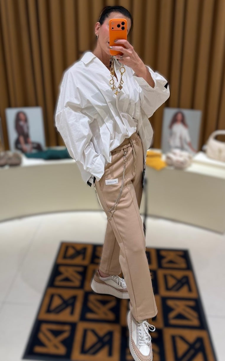 Pantalón con cadena.