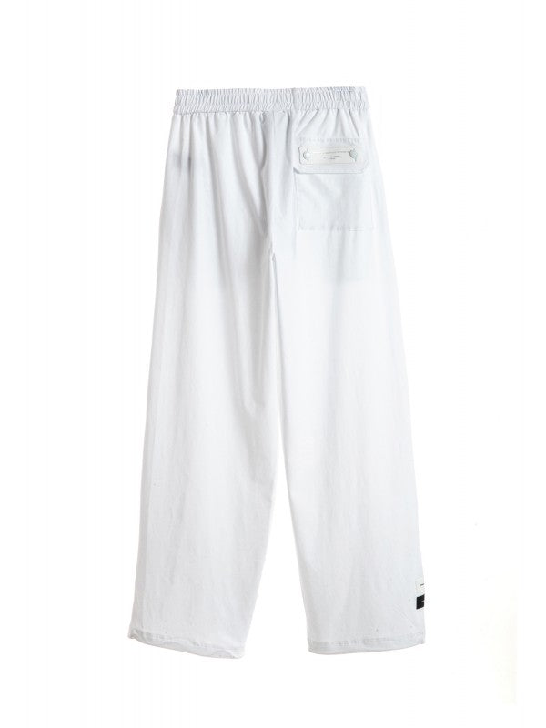 Pantalón largo blanco estilo chandal.