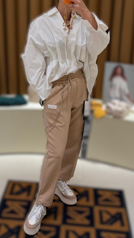 Camisa manga larga blanca.