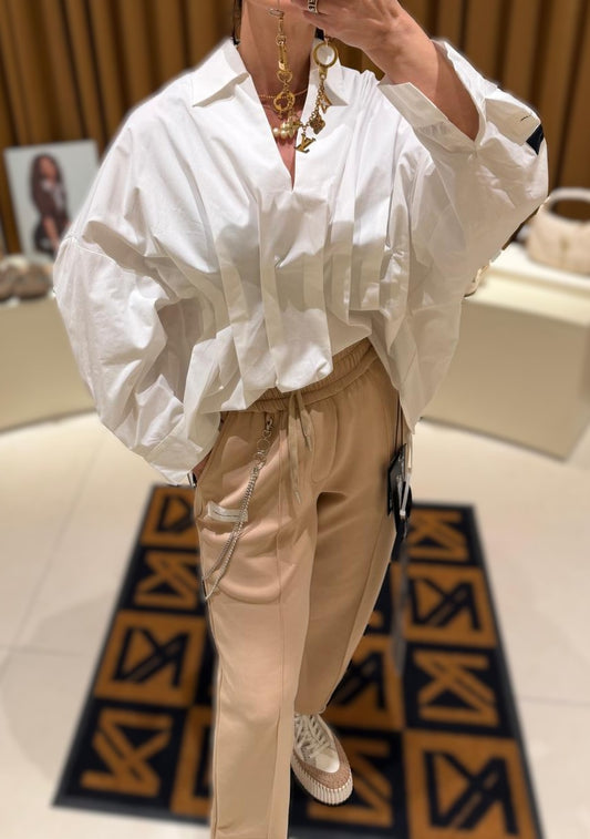 Camisa manga larga blanca.