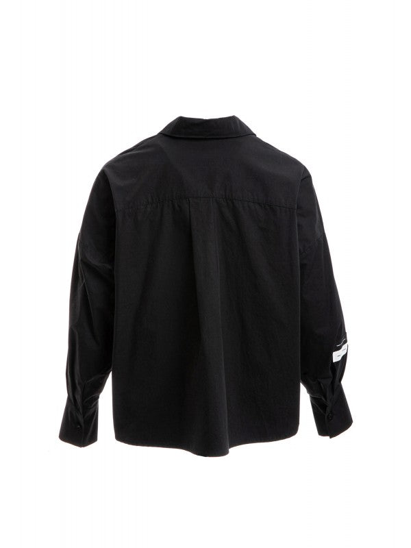 Camisa manga larga negra.