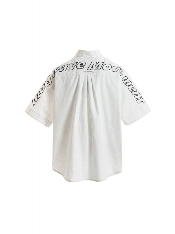 Camisa blanca manga corta.