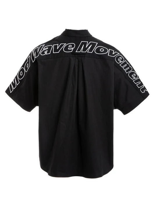 Camisa negra manga corta.