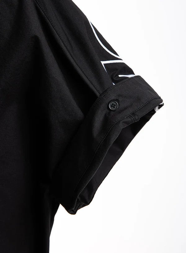 Camisa negra manga corta.