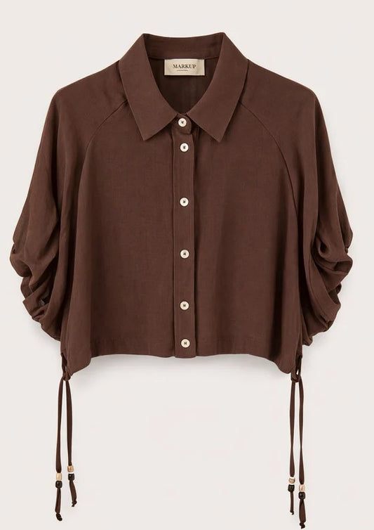Camisa manga corta marrón.