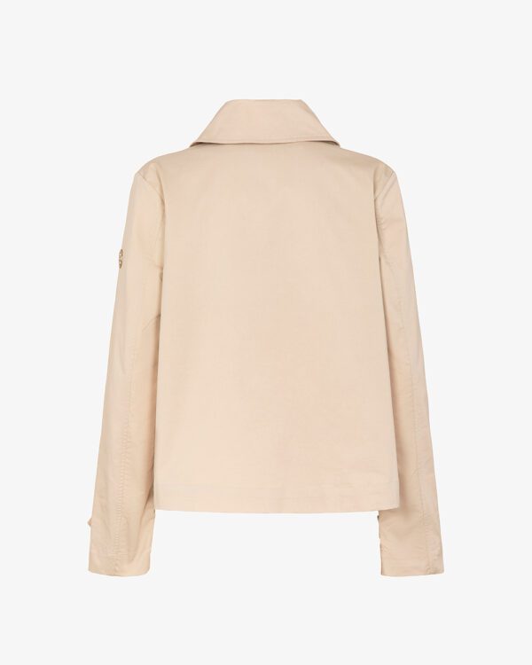 Gabardina corta beige.