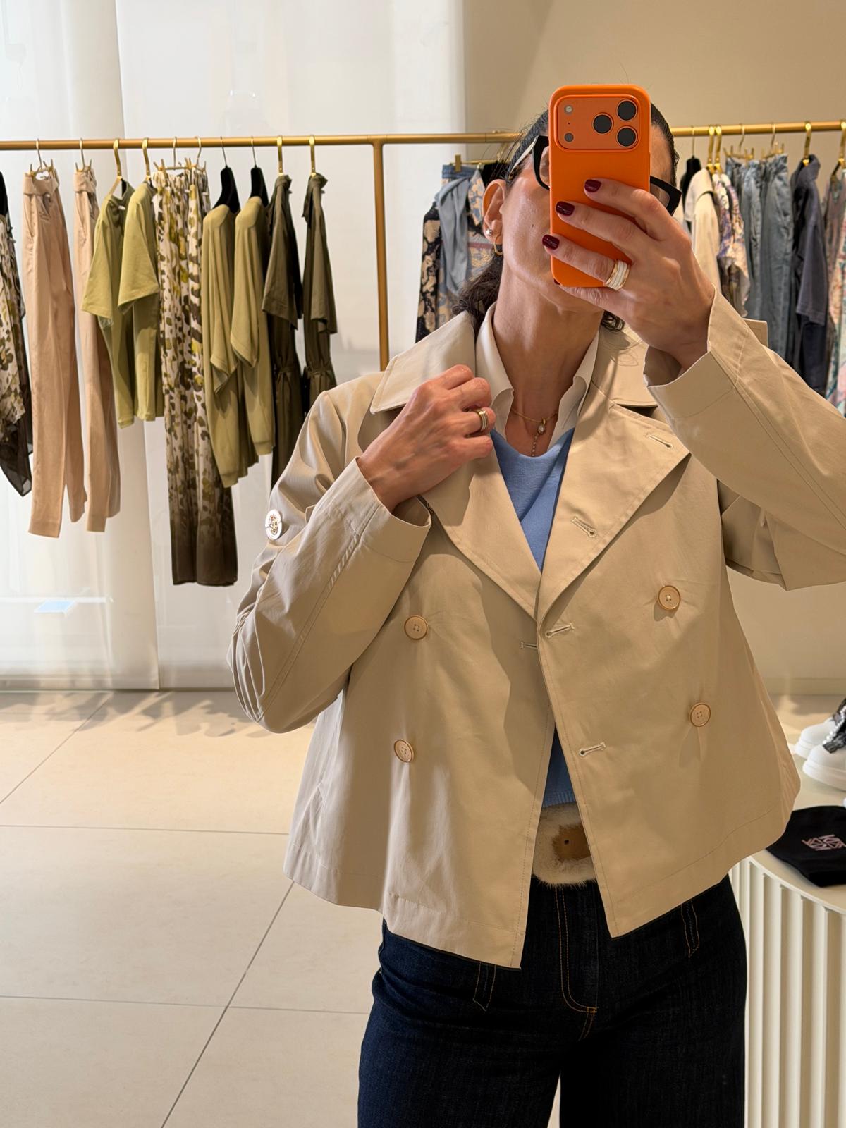 Gabardina corta beige.