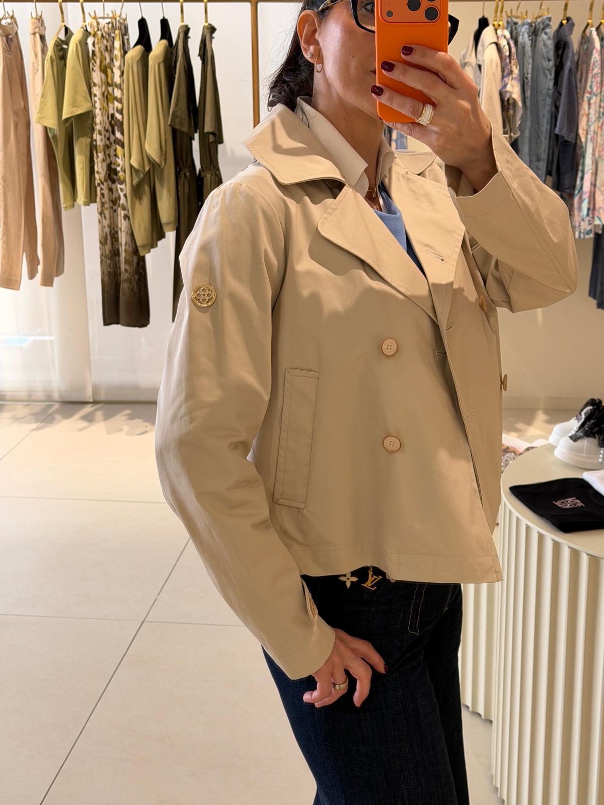 Gabardina corta beige.