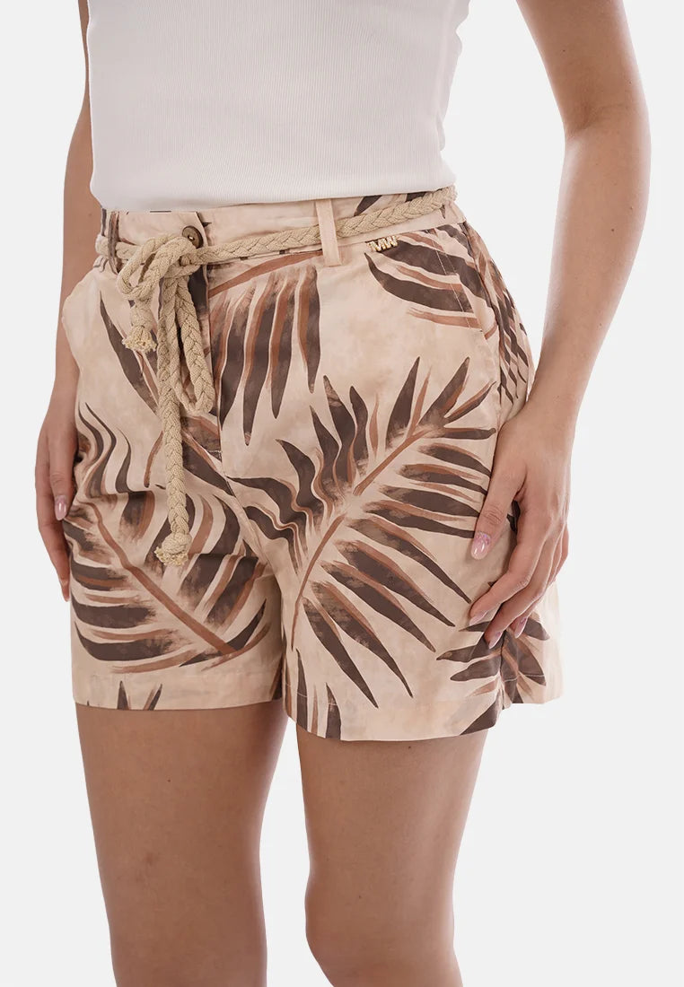 Pantalón corto floral.
