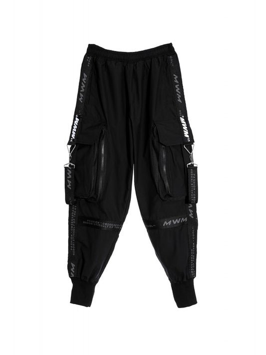 Pantalones negros cargo.