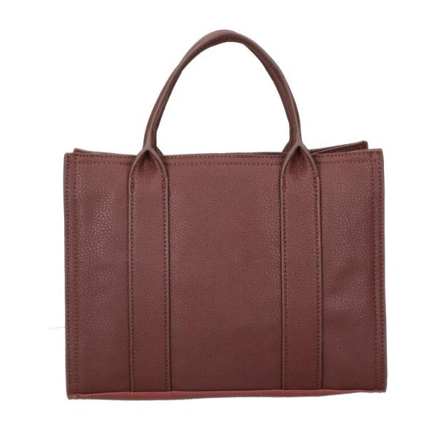 Bolso marrón grande.